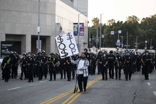 News Themen der Woche KW24 News Bilder des Tages Anti-ICE demonstration in CA LOS ANGELES, CALIFORNIA, USA - JUNE 13: A protester is seen holding a sign in front of LAPD SWAT officers outside the Federal Building in Los Angeles on the 7th day of protests, June 13, 2025. The demonstrations continue as tensions rise between law enforcement and demonstrators. Jon Putman Anadolu California United States. Editorial use only. Please get in touch for any other usage.  Copyright: x2025xAnadoluxJonxPutmanx