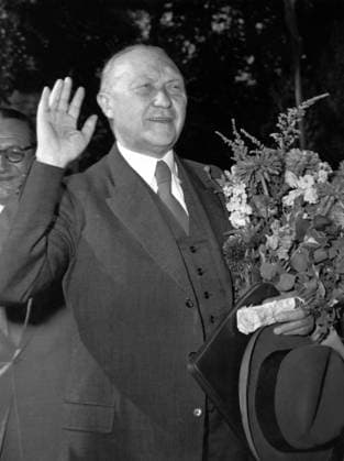 Bundeskanzler Konrad Adenauer 1876 - 1967 7. September 1953 Bonn, Deutschland Westdeutschlands erster Bundeskanzler Konrad Adenauer begann seine politische Karriere als Mitglied des Kölner Stadtrats und wurde Oberbürgermeister der Stadt. Nach der Machtübernahme der Nazis im Jahr 1933 verlor Adenauer, der seine Abneigung ihnen gegenüber nicht verbarg, seine Ämter, wurde gezwungen, für ein Jahr in ein Kloster zu exilieren und wurde später in einem Gefangenenlager interniert. Am 15. September 1949 wurde Adenauer zum Bundeskanzler der Bundesrepublik Deutschland gewählt. Sein Hauptziel war es, Westdeutschlands Übergang zu einem souveränen, demokratischen Staat sicherzustellen. Er blieb die nächsten vierzehn Jahre an der  Copyright: xUnitedxArchivesx xkpaxKeystonex 19530907_nin_k09_958