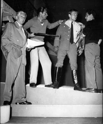 Ballett Zirkus Komiker Tänzer Entertainer Theaterstücke Sept. 09, 1953 - Sartre - Premiere in Frankfurt.: Im Kleinen Haus des Frankfurter City-Theaters fand am Sonntag die Premiere von Satres Revolutionsdrama Raederwerk in einer Neuinszenierung von Erwin Piscator statt. Fotoshow Erwin Piscator (links) und Arne Assmann als Diktator gehalten von zwei Arbeiterrevolutionären. *** Ballet Circus Comedian Dancer Entertainer Plays Sept 09, 1953 Sartre Premiere in Frankfurt at small House of Frankfurt City Theaters found on Sunday the Premiere from Satres Revolutionary drama Wheel factory in a New production from Erwin Piscator instead of Photo show Erwin Piscator left and Arne Assmann as Dictator held from Two Workers revo  Copyright: xUnitedxArchivesx xkpaxKeystonex 19530909_baf_k09_237