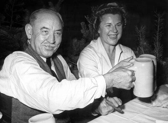 Schauspieler Attila Hörbiger 1896 - 1987 und Paula Wessely 1907 - 2000 Sept. 19, 1953 - München, Deutschland - PAULA WESSELY, fünf Jahrzehnte lang eine führende Figur des deutschsprachigen Films und Theaters und die Ehefrau von ATTILA HÖRBIGER, galt fast von ihrem Debüt am Wiener Volkstheater 1924 bis zu ihrer Pensionierung 1987 als Österreichs bedeutendste und beliebteste Bühnen- und Filmschauspielerin. IM BILD: Attila und Paula stoßen beim Oktoberfest in München mit ihren Bieren an. Munich Germany *** Actors Attila Hörbiger 1896 1987 and Paula Wessely 1907 2000 Sept 19, 1953 Munich, Germany Paula WESSELY, five Decades long a Leading Figure of German speaking Films and Theaters and the Wife from Attila HÖRBIGER, Galt Almost  Copyright: xUnitedxArchivesx xkpaxKeystonex 19530919_nin_k09_378