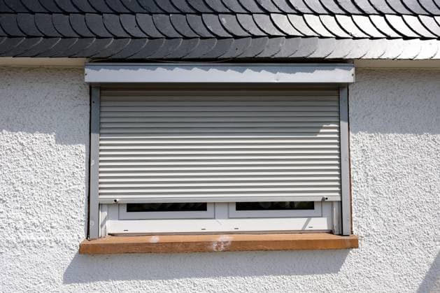 Fruehling (Frühling) im Siegerland. Es soll heiss (heiß) werden. Die Bewohner eines Hauses haben am Vormittag bereits die Rolllaeden (Rollläden) geschlossen um das Haus im inneren vor der kommenden Waerme (Wärme) zu schuetzen (schützen), die Sonne scheint auf das Haus. Fruehling (Frühling) im Siegerland am 13.06.2025 in Siegen Deutschland.