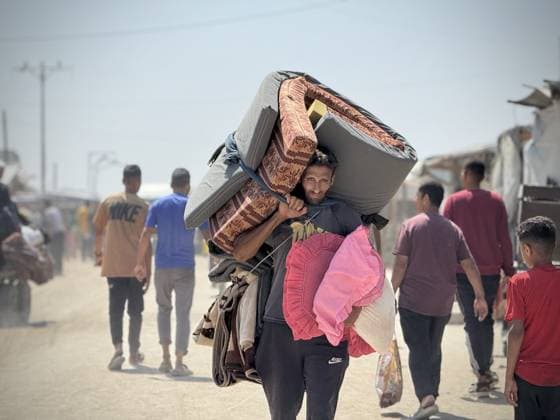 News Themen der Woche KW24 News Bilder des Tages Palestinians began to flee west of Khan Yunis due to Israeli attacks KHAN YUNIS, GAZA - JUNE 13: Hundreds of Palestinians flee to the western parts of the Khan Yunis city, taking their belongings with them after the Israeli army warned that it would launch an offensive against the center of Khan Yunis in southern Gaza on June 13, 2025. Abdallah F.s. Alattar Anadolu Khan Yunis Gaza. Editorial use only. Please get in touch for any other usage.  Copyright: x2025xAnadoluxAbdallahxF.s.xAlattarx
