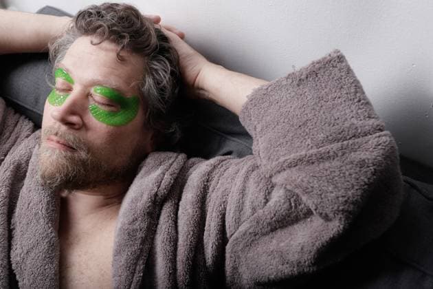 Creative Highlights Symbolfotos man in his forties with beard relaxed with moisturizing eye patches Model Released DondykRiga_ID29295_964211_003 Copyright: xWILLIAMxDONDYKxYxLORENAxRIGAxMONx
