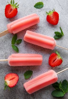 Homemade frozen strawberry ice cream popsicles and fresh strawberries on a concrete background. Summer dessert Model Released OlenaRudo_ID29237_934388_026 Copyright: xx