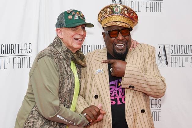 Entertainment Themen der Woche KW24 George Carlton (R) arrives on the red carpet at the 2025 Songwriters Hall of Fame Induction and Awards Gala at the New York Marriott Marquis on Thursday, June 12, 2025 in New York City.  NYP20250612381 DEREKxFRENCH