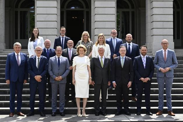Entertainment Themen der Woche KW24 Entertainment Bilder des Tages Queen Mathilde of Belgium and King Philippe - Filip of Belgium pose with the members of the Federal Government at a lunch meeting at the Royal Castle in Laeken - Laken, Brussels on Friday 13 June 2025.  ERICxLALMAND 126843703