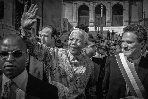Archivbilder der Woche KW24 South African President Nelson Mandela to Rome ROME, ITALY - JUNE 17: South African President Nelson Mandela, near the Mayor of Rome Francesco Rutelli, arrives on Capitol Hill on visit to mayor and council of Rome during official visit to Italy on June 17, 1998 in Rome, Italy. Rome Italy Copyright: xStefanoxMontesix