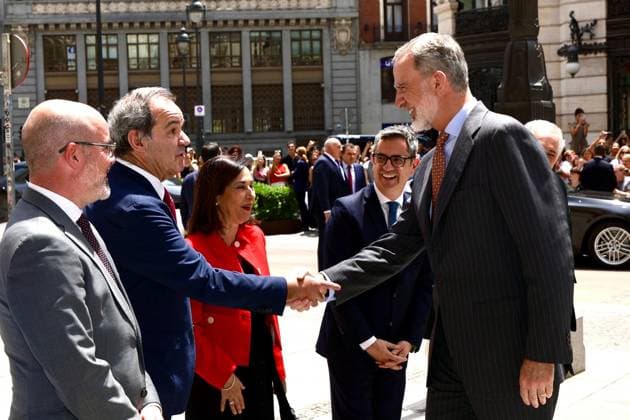 The King attends the XV edition of the Gumersindo de Azcárate Award I D The Government Delegate in the Community of Madrid, Francisco Martín, the Ibero-American Secretary General, Andrés Allamand, the Minister of Defense, Margarita Robles, the Minister of the Presidency, Justice and Relations with the Courts, Félix Bolanos, and King Felipe VI during the XV edition of the Gumersindo de Azcárate Award, at the Real Casino de Madrid, on June 13, 2025, in Madrid Spain This award recognizes individuals or entities that promote the social and democratic rule of law and institutional development and with them peace, coexistence and economic and social progress In this edition is awarded to the president of the Supreme Court and the General Council Copyright: xCasaxdexS.M.xelxReyx 6797474