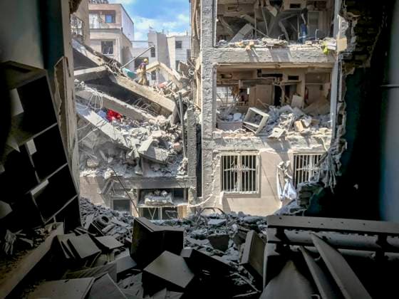 Bilder des Jahres 2025, News 06 Juni News Bilder des Tages Residential Building Targeted in Tehran Photo from inside a house across a targeted residential building shows extensive damage in Tehran, Iran, on June 13, 2025. Tehran Tehran Iran Copyright: xSabax