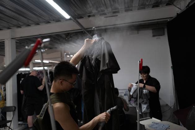 University of Westminster BA Fashion Showcase in London The BA Fashion students from the University of Westminster are presenting their annual graduate show this evening in London. The event opens at 18:30 at Ambika P3, featuring runway presentations that highlight the final-term collections crafted by undergraduates in their final year. Attendees can expect a diverse display of menswear and womenswear, textile innovation, tailoring and experimental design, reflecting each student™s creative identity and technical proficiency. The show aims to mark the culmination of years of academic and practical training, offering observers insight into the next generation of designers entering the industry. ï¿¼ ï¿¼ London England United Kingdom Copyright: xx