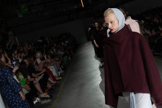 University of Westminster BA Fashion Showcase in London The BA Fashion students from the University of Westminster are presenting their annual graduate show this evening in London. The event opens at 18:30 at Ambika P3, featuring runway presentations that highlight the final-term collections crafted by undergraduates in their final year. Attendees can expect a diverse display of menswear and womenswear, textile innovation, tailoring and experimental design, reflecting each student™s creative identity and technical proficiency. The show aims to mark the culmination of years of academic and practical training, offering observers insight into the next generation of designers entering the industry. ï¿¼ ï¿¼ London England United Kingdom Copyright: xx