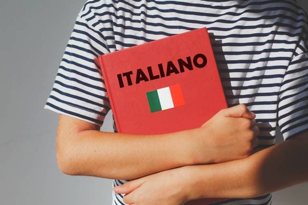ein 7-jähriges Mädchen in gestreiftem T-Shirt, dessen Gesicht nicht zu sehen ist, hält ein rotes italienisches Lehrbuch mit der Aufschrift Do you speak italian, Konzept des Fremdsprachenerwerbs ein 7-jähriges Mädchen in gestreiftem T-Shirt, dessen Gesicht nicht zu sehen ist, hält ein rotes italienisches Lehrbuch mit der Aufschrift Do you speak italian, Konzept des Fremdsprachenerwerbs (License=RF) Copyright: xZoonar.com EvgeniiaxGordeevax 23513629