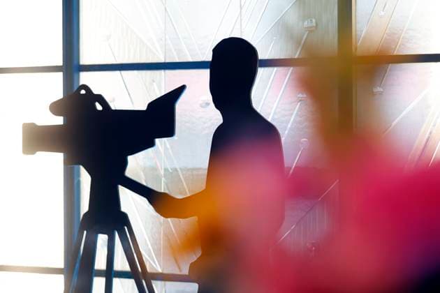 Deko zeig den Schattenriss eines Kameramanns beim Deutschen Kamerapreis 2025 im WDR Funkhaus. (Themenbild, Symbolbild) Köln, 13.06.2025 NRW Deutschland Copyright: xChristophxHardtx