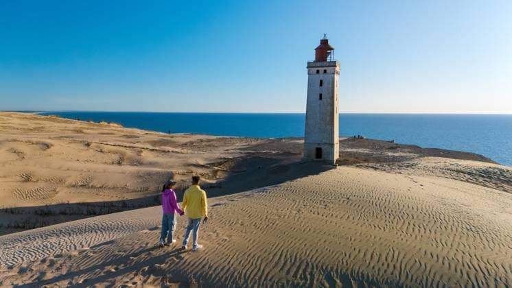 Creative Highlights Symbolfotos Ein Paar genießt den atemberaubenden Blick auf den Leuchtturm Rubjerg Knude in Dänemark bei Sonnenuntergang Ein Paar genießt den atemberaubenden Blick auf den Leuchtturm Rubjerg Knude in Dänemark bei Sonnenuntergang (License=RF) ,model released, Symbolfoto Copyright: xZoonar.com FokkexBaarssenx 23521706 ,model released, Symbolfoto ,property released