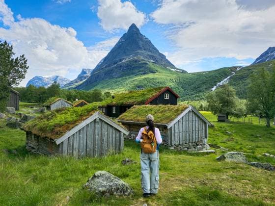 Creative Highlights Symbolfotos Die Umarmung der Natur in Norwegen mit atemberaubenden Bergen und traditionellen Hütten Die Umarmung der Natur in Norwegen mit atemberaubenden Bergen und traditionellen Hütten (License=RF) ,model released, Symbolfoto Copyright: xZoonar.com FokkexBaarssenx 23522187 ,model released, Symbolfoto ,property released
