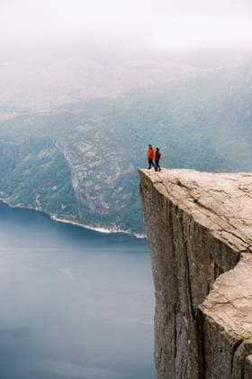 Creative Highlights Symbolfotos Wanderer stehen am Rande der Preikestolen-Klippe in Norwegen und haben einen atemberaubenden Blick auf den Fjord Wanderer stehen am Rande der Preikestolen-Klippe in Norwegen und haben einen atemberaubenden Blick auf den Fjord (License=RF) ,model released, Symbolfoto Copyright: xZoonar.com FokkexBaarssenx 23522217 ,model released, Symbolfoto ,property released