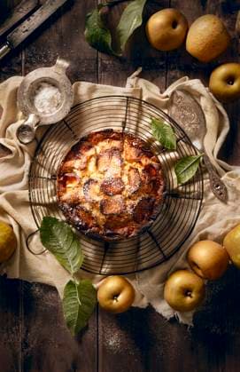 directly above apple cake on wooden table directly above apple cake on wooden table Copyright: xMonicaxBertolazzix MB020525-7
