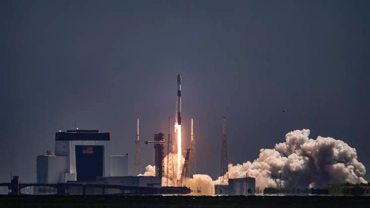 News Themen der Woche KW24 News Bilder des Tages June 13, 2025, Merritt Island, Florida, USA: A SpaceX Falcon 9 rocket carrying 23 Starlink satellites, including 13 with Direct to Cell capabilities, lifts off from Space Launch Complex-40 at Cape Canaveral Space Force Station, Florida, at 11:29 a.m. EDT on June 13, 2025. Merritt Island USA - ZUMAb267 20250613_znp_b267_001 Copyright: xCharlesxBriggsx