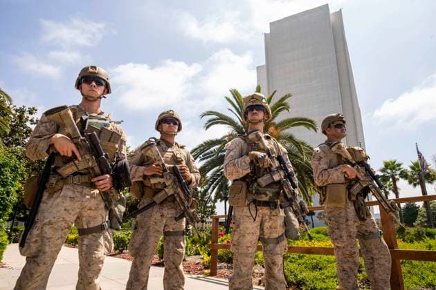 Bilder des Jahres 2025, News 06 Juni News Themen der Woche KW24 News Bilder des Tages June 13, 2025, Los Angeles, California, USA: U.S Marines stand guard outside of a federal building, Friday, June 13, 2025, in Los Angeles. A federal appeals court ruled on June 12 that the Trump administration can maintain control of the California National Guard, overturning a lower court ruling that U.S. President Donald Trump s deployment of troops to Los Angeles without Governor Gavin Newsom s consent as unlawful. Los Angeles USA - ZUMAc68_ 20250613_zaf_c68_005 Copyright: xRingoxChiux
