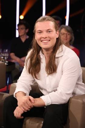Gabriel Kelly, Musiker, zu Gast in der NDR Talk Show, Fototermin am 13.6.2025 vor der Sendung im 3. Programm des NDR Fernsehen, Fernsehstudio Hamburg Lokstedt *** Gabriel Kelly, musician, guest on the NDR Talk Show, photo session on 13 6 2025 before the broadcast on the 3 program of NDR television, Hamburg Lokstedt television studio