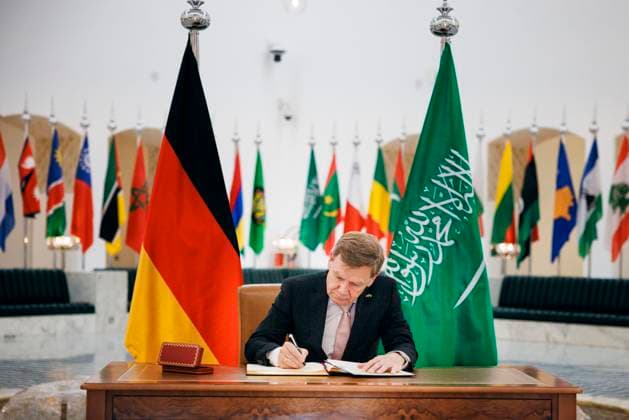 News Themen der Woche KW24 News Bilder des Tages Johann Wadephul (CDU), Bundesaussenminister, trifft Faisal bin Farhan Al Saud, Aussenminister des Koenigreichs Saudi-Arabien zu einem Gespraech in Riad, 14.06.2025. Fotografiert im Auftrag des Auswaertigen Amtes (AA) Riad Saudi-Arabien *** Johann Wadephul CDU , Federal Foreign Minister, meets Faisal bin Farhan Al Saud, Foreign Minister of the Kingdom of Saudi Arabia for talks in Riyadh, 14 06 2025 Photographed on behalf of the Federal Foreign Office AA Riyadh Saudi Arabia Copyright: xFelixxZahn AAx