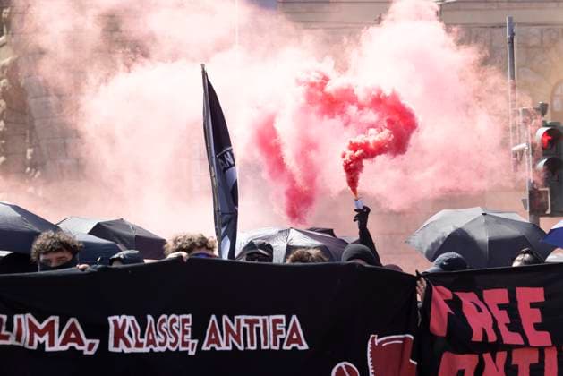 News Themen der Woche KW24 News Bilder des Tages Antifa-Demo jena Juni 2025 14062025 - Bei einer Kundgebung unter Motto Antifa ist notwendig sind in Jena in Thueringen mehrere Tausend Menschen zu einer Demonstration zusammengekommen. Sie forderten unter anderem die Freilassung der in Ungarn inhaftierten Maja T. Immer wieder zuendeten die Teilnehmenden Pyrotechnik wie Bengalische Feuer oder Rauchfackeln. Jena Thueringen Deutschland *** Antifa Demo jena June 2025 14062025 Several thousand people gathered for a demonstration in Jena in Thuringia under the motto Antifa is necessary They demanded, among other things, the release of Maja T, who is imprisoned in Hungary The participants repeatedly used pyrotechnics such as Bengal fires or smoke flares Jena Thuringia Germany 140625_ppb-45