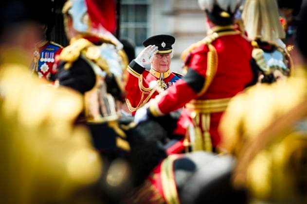 Entertainment Themen der Woche KW24 Entertainment Bilder des Tages König Charles III. bei der Militärparade Trooping the Colour™ zu Ehren des Geburtstages des britischen Monarchen. Die 7. Kompanie der Coldstream Guards präsentiert ihre Fahne in Anwesenheit Seiner Majestät des Königs. Über 1350 Soldaten der Household Division und der King™s Troop Royal Horse Artillery nahmen teil, darunter über 300 Musiker der Massed Bands. London, 04.06.2025 *** King Charles III at the Trooping the Colour™ military parade in honor of the British monarchs birthday 7 Company of the Coldstream Guards present their flag in the presence of His Majesty the King Over 1350 soldiers from the Household Division and the King™s Troop Royal Horse Artillery took part, including over 300 musicians from the Massed Bands London Foto:xJ.xEdwardsx xFuturexImagex trooping_5609