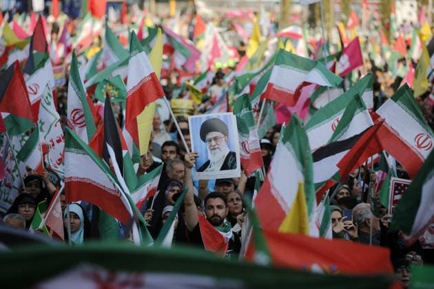 Bilder des Jahres 2025, News 06 Juni News Themen der Woche KW24 News Bilder des Tages Protest in Tehran against Israel s attacks on Iran TEHRAN, IRAN – JUNE 14: Demonstrators take part in anti-Israel and anti-U.S. demonstrations after Ghadir Khumm celebrations turned into protest marches in response to Israeli attacks on June 14, 2025, in Tehran, Iran. Marchers gathered at Enghelab Square after walking from Azadi and Imam Hussein Squares, chanting slogans such as Revenge, revenge, and calling for stronger retaliation against Israel. Protesters held Iranian flags and carried posters of Supreme Leader Ayatollah Ali Khamenei. Fatemeh Bahrami Anadolu Tehran Iran. Editorial use only. Please get in touch for any other usage.  Copyright: x2025xAnadoluxFatemehxBahramix