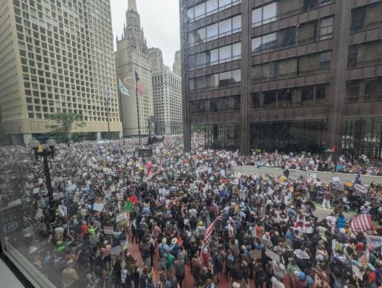 News Themen der Woche KW24 News Bilder des Tages No Kings demonstration in Chicago CHICAGO, ILLINOIS – JUNE 14: An aerial view of protesters gathering at Daley Plaza holding placards and chanting slogans during a No Kings demonstration in Chicago, Illinois, on June 14, 2025. Jacek Boczarski Anadolu Chicago United States. Editorial use only. Please get in touch for any other usage.  Copyright: x2025xAnadoluxJacekxBoczarskix