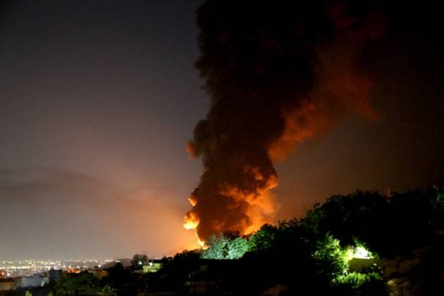News Themen der Woche KW24 News Bilder des Tages Israeli airstrikes over Tehran TEHRAN, IRAN – JUNE 15: A thick plume of smoke rises into the night sky after an Israeli strike targeted a fuel depot in the Shahran district of Tehran, Iran on June 15 2025. Fatemeh Bahrami Anadolu Tehran Iran. Editorial use only. Please get in touch for any other usage.  Copyright: x2025xAnadoluxFatemehxBahramix
