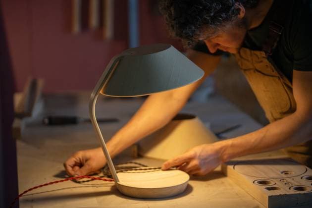 Tischler Test Draht Farben für benutzerdefinierte Lampe bestellen. Handgemachte Beleuchtung für DIY-Projekt, kleines Unternehmen Woodworker man testing wire color fit for custom lamp order in carpentry workshop. Crafting lighting from personal blueprints, fully handmade, DIY project in workshop, creative small business (License=RF) ,model released, Symbolfoto Copyright: xZoonar.com DmitriixMarchenkox 23532945 ,model released, Symbolfoto ,property released