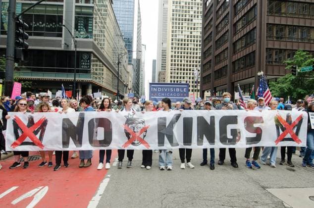 News Themen der Woche KW24 Thousands attends NO KINGS protest in Chicago CHICAGO, ILLINOIS, UNITED STATES - JUNE 14: Thousands of demonstrators gathered at Daley Plaza, holding up signs and vocalizing slogans as they participated in a large march across downtown Chicago on June 14 to voice their opposition to the policies of President Donald Trump s administration on No Kings Day national protest.(Photo by Jacek Boczarski Anadolu Agency via Getty Images) Jacek Boczarski Anadolu Chicago United States. Editorial use only. Please get in touch for any other usage.  Copyright: x2025xAnadoluxJacekxBoczarskix
