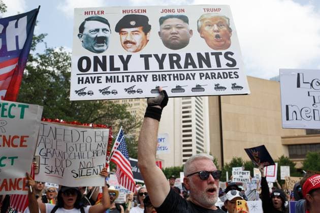 News Themen der Woche KW24 News Bilder des Tages June 14, 2025, Dallas, Texas, USA: A man holds a sign showing dictators across the World who have demanded military parades in their honor during the NoKings Protest in front of City Hall in Downtown Dallas on Saturday. Dallas USA - ZUMAca3_ 20250614_znp_ca3_005 Copyright: xJaimexCarrerox