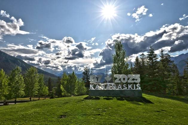 G7 Gipfel der Regierungschefs Kanada 14.05.2025, Canada, Alberta, Banff, Internationales Medien Centrum für den G7 Gipfel der Regierungschefs im Nationalpark Kananaskis Lodge Village, Regenbogen, Wildwasser, Mount Vernon, Hotel Banff von 1888, Rocky Mountains Â Banff Alberta Canada