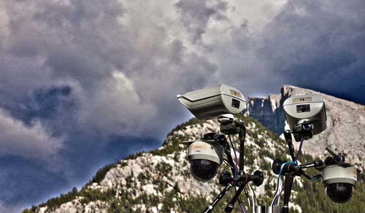 G7 Gipfel der Regierungschefs Kanada 14.05.2025, Canada, Alberta, Banff, Internationales Medien Centrum für den G7 Gipfel der Regierungschefs im Nationalpark Kananaskis Lodge Village, Regenbogen, Wildwasser, Mount Vernon, Hotel Banff von 1888, Rocky Mountains Â Banff Alberta Canada