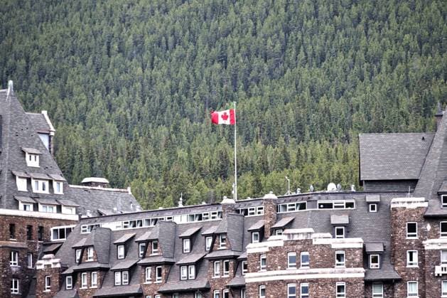 G7 Gipfel der Regierungschefs Kanada 14.05.2025, Canada, Alberta, Banff, Internationales Medien Centrum für den G7 Gipfel der Regierungschefs im Nationalpark Kananaskis Lodge Village, Regenbogen, Wildwasser, Mount Vernon, Hotel Banff von 1888, Rocky Mountains Â Banff Alberta Canada
