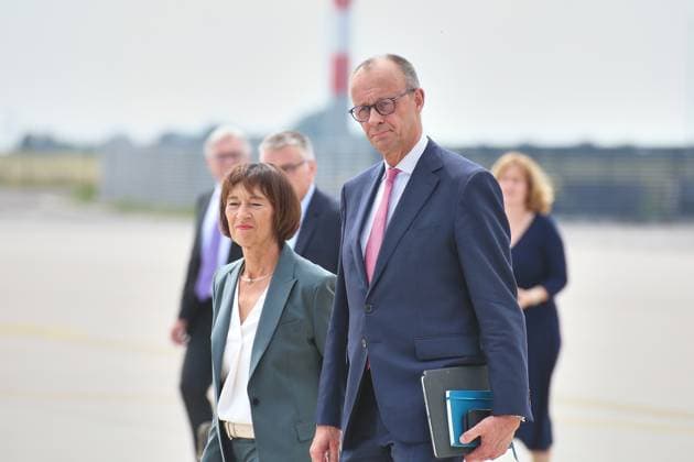 Schönefeld bei Berlin, Brandenburg, Deutschland, 15.06.2025: Regierungsflughafen: Statement vor Abflug zum G7-Gipfel nach Kanada: Charlotte Merz und Bundeskanzler Friedrich Merz (CDU) auf dem Weg zum Flugzeug Copyright: xdtsxNachrichtenagenturx dts_70971