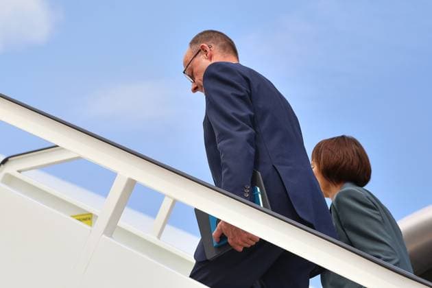 Schönefeld bei Berlin, Brandenburg, Deutschland, 15.06.2025: Regierungsflughafen: Abflug zum G7-Gipfel nach Kanada: Bundeskanzler Friedrich Merz (CDU) steigt mit seiner Ehefrau Charlotte ins Flugzeug der Flugbereitschaft Copyright: xdtsxNachrichtenagenturx dts_70972