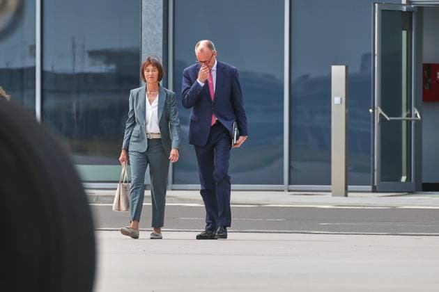 Schönefeld bei Berlin, Brandenburg, Deutschland, 15.06.2025: Regierungsflughafen: Abflug zum G7-Gipfel nach Kanada: Bundeskanzler Friedrich Merz (CDU) (rechts) läuft mit seiner Ehefrau Charlotte übers Flugfeld Copyright: xdtsxNachrichtenagenturx dts_70973