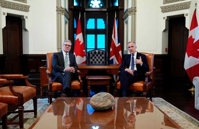 June 15, 2025, Ottawa, On, CAN: Prime Minister of Canada Mark Carney, right, meets with Prime Minister of the United Kingdom Keir Starmer in his office on Parliament Hill in Ottawa on Sunday, June 15, 2025. Ottawa CAN  - ZUMAc35_ 20250615_zaf_c35_003 Copyright: xJustinxTangx