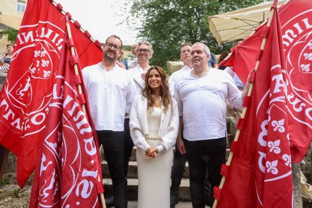 Bilder des Jahres 2025, Entertainment 06 Juni Entertainment Themen der Woche KW24 Entertainment Bilder des Tages Eva Longoria, who came to film her cooking show CNN in the region, greeted the Jurats of Saint Emilion as they passed by, during the spring festival Eva Longoria, who came to film her cooking show CNN in the region, greeted the Jurats of Saint Emilion as they passed by, during the spring festival, on June 15, 2025 The American actress was invited to enter the monolithic Church where the enthronement of actor R Personnaz, screenwriter M Delaporte, de lancien footballeur Rai et du comédien P Mille Jean Marc Lhomer Bestimage Eva Longoria, who came to film her cooking show CNN in the region, greeted the Jurats of Saint Emilion as they passed through, during the spring festival, on June 15, 2025 The American actress was invited to enter the Mon  Copyright: xJean-MarcxLhomerx xBestimagexJean-MarcxLhomerx xBestimagex