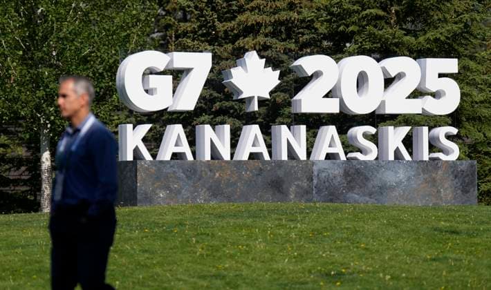News Themen der Woche KW24 News Bilder des Tages June 15, 2025, Banff, Ab, Canada: A man walks past a G7 sign outside the media centre for the G7 Summit on Sunday, June 15, 2025 in Banff, Alberta. Banff Canada  - ZUMAc35_ 20250615_zaf_c35_019 Copyright: xAdrianxWyldx