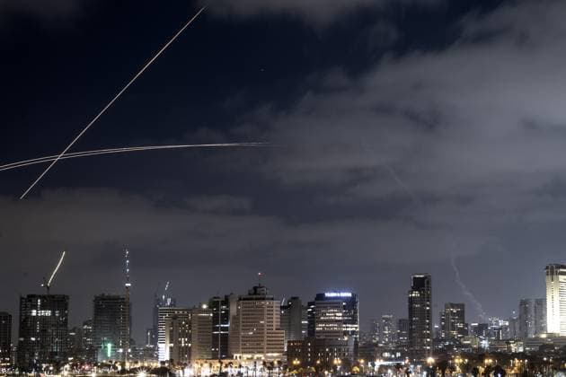 News Themen der Woche KW24 News Bilder des Tages Iron Dome intercepts Iranian missile over Tel Aviv TEL AVIV, ISRAEL - JUNE 15: Israel’s Iron Dome air defense system responds to incoming Iranian ballistic missiles as seen from Tel Aviv, Israel on June 15, 2025. Mostafa Alkharouf Anadolu Tel Aviv Israel. Editorial use only. Please get in touch for any other usage.  Copyright: x2025xAnadoluxMostafaxAlkharoufx