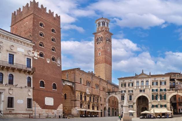 Piazza dei Signori ist ein Stadtplatz in Verona, Italien. Piazza dei Signori is a city square in Verona, Italy. (License=RF) Copyright: xZoonar.com BorisxBreytmanx 23549966