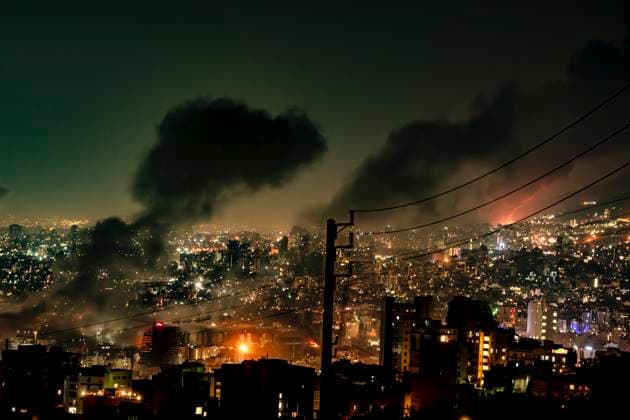 Bilder des Jahres 2025, News 06 Juni Israeli Airstrikes in Tehran Smoke rises from locations targeted in Tehran amid the third day of Israel s waves of strikes against Iran, on Sunday, June 15, 2025. Tehran Tehran Iran Copyright: xKhoshiranx