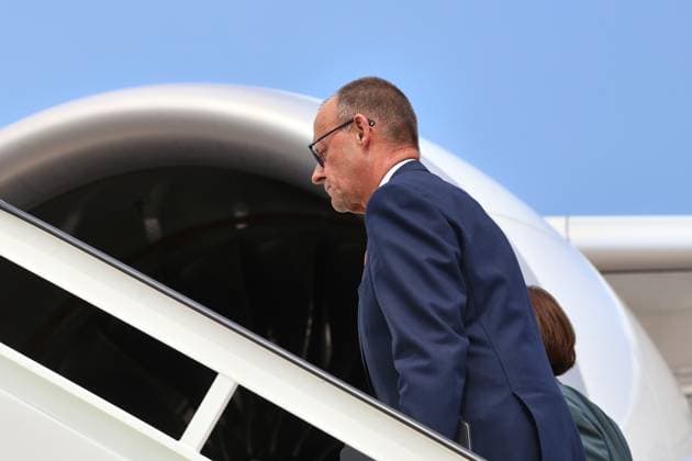 Schönefeld bei Berlin, Brandenburg, Deutschland, 15.06.2025: Regierungsflughafen: Abflug zum G7-Gipfel nach Kanada: Bundeskanzler Friedrich Merz (CDU) steigt mit seiner Ehefrau Charlotte ins Flugzeug der Flugbereitschaft Copyright: xdtsxNachrichtenagenturx dts_70985
