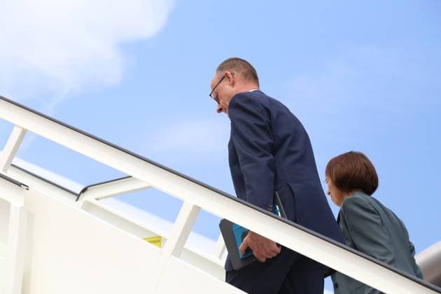Schönefeld bei Berlin, Brandenburg, Deutschland, 15.06.2025: Regierungsflughafen: Abflug zum G7-Gipfel nach Kanada: Bundeskanzler Friedrich Merz (CDU) steigt mit seiner Ehefrau Charlotte ins Flugzeug der Flugbereitschaft Copyright: xdtsxNachrichtenagenturx dts_70986