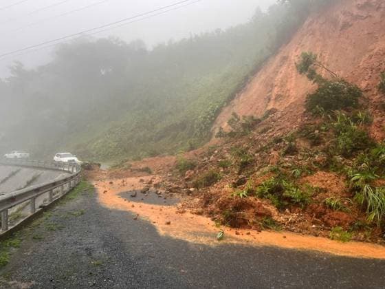 News Themen der Woche KW24 News Bilder des Tages Überschwemmungen in Vietnam (250615) -- HANOI, June 15, 2025 -- A landslide is triggered by Typhoon Wutip in Quang Tri province, central Vietnam, June 13, 2025. At least six people were killed and another remains missing in central Vietnam due to torrential rains and flooding triggered by Typhoon Wutip, the Vietnam Disaster and Dyke Management Authority said Sunday. (VNA via Xinhua) VIETNAM-CENTRAL REGION-TYPHOON-WUTIP HuxJiali 