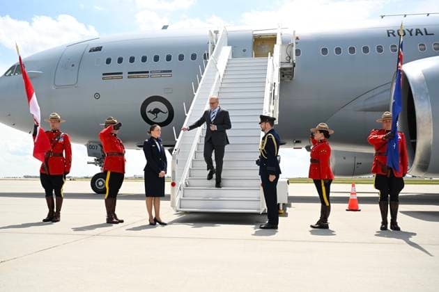 Kanada, G7 Gipfel in Kananaskis - Ankunft von Anthony Albanese G7 SUMMIT CANADA, Australian Prime Minister Anthony Albanese disembarks on arrival al Calgary International airport ahead of the G7 Leaders Summit in Kananaskis, Alberta, Canada, Sunday, June 15, 2025. ( NO ARCHIVING Kananaskis ALBERTA CANADA  Copyright: xLUKASxCOCHx 20250616156733629069