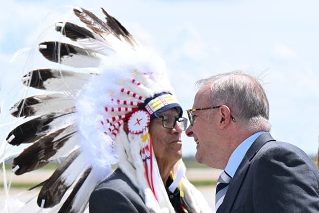 News Themen der Woche KW24 News Bilder des Tages Kanada, G7 Gipfel in Kananaskis - Ankunft von Anthony Albanese G7 SUMMIT CANADA, Australian Prime Minister Anthony Albanese is greeted by Bearspaw First Nation Councilor Rod Hunter on arrival al Calgary International airport ahead of the G7 Leaders Summit in Kananaskis, Alberta, Canada, Sunday, June 15, 2025. ( NO ARCHIVING Kananaskis ALBERTA CANADA  Copyright: xLUKASxCOCHx 20250616122214400056